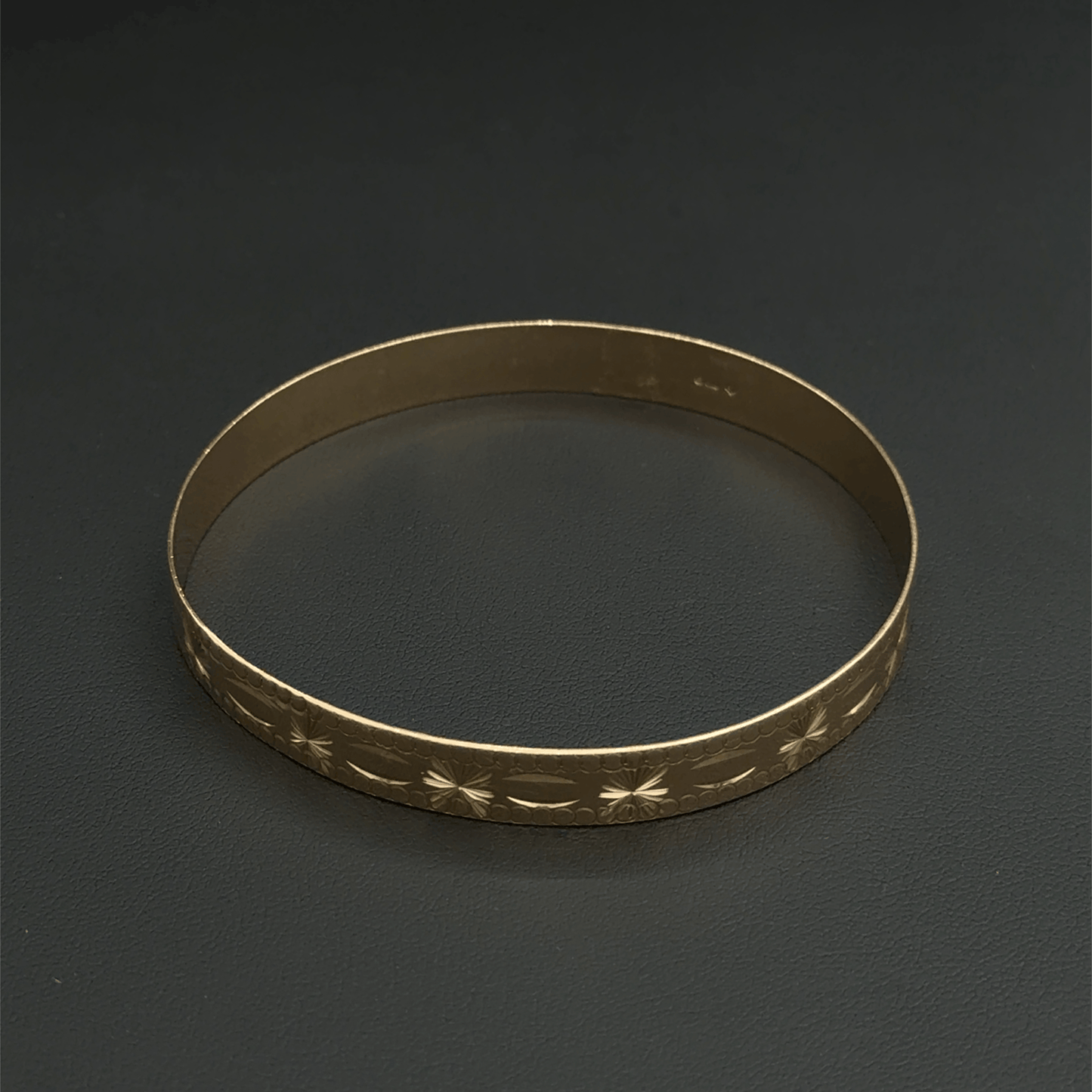 9CT Yellow Gold Patterned Bangle - 7.4"- 17G - 1cm Width -